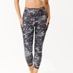 Zyia Active Black Camo Metallic Pocket Light n Tight Hi-Rise Capri Sz 4 NWOT